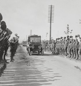 Et kongeligt besøg hos tropperne, entusiastisk velkomst af canadierne af English Photographer
